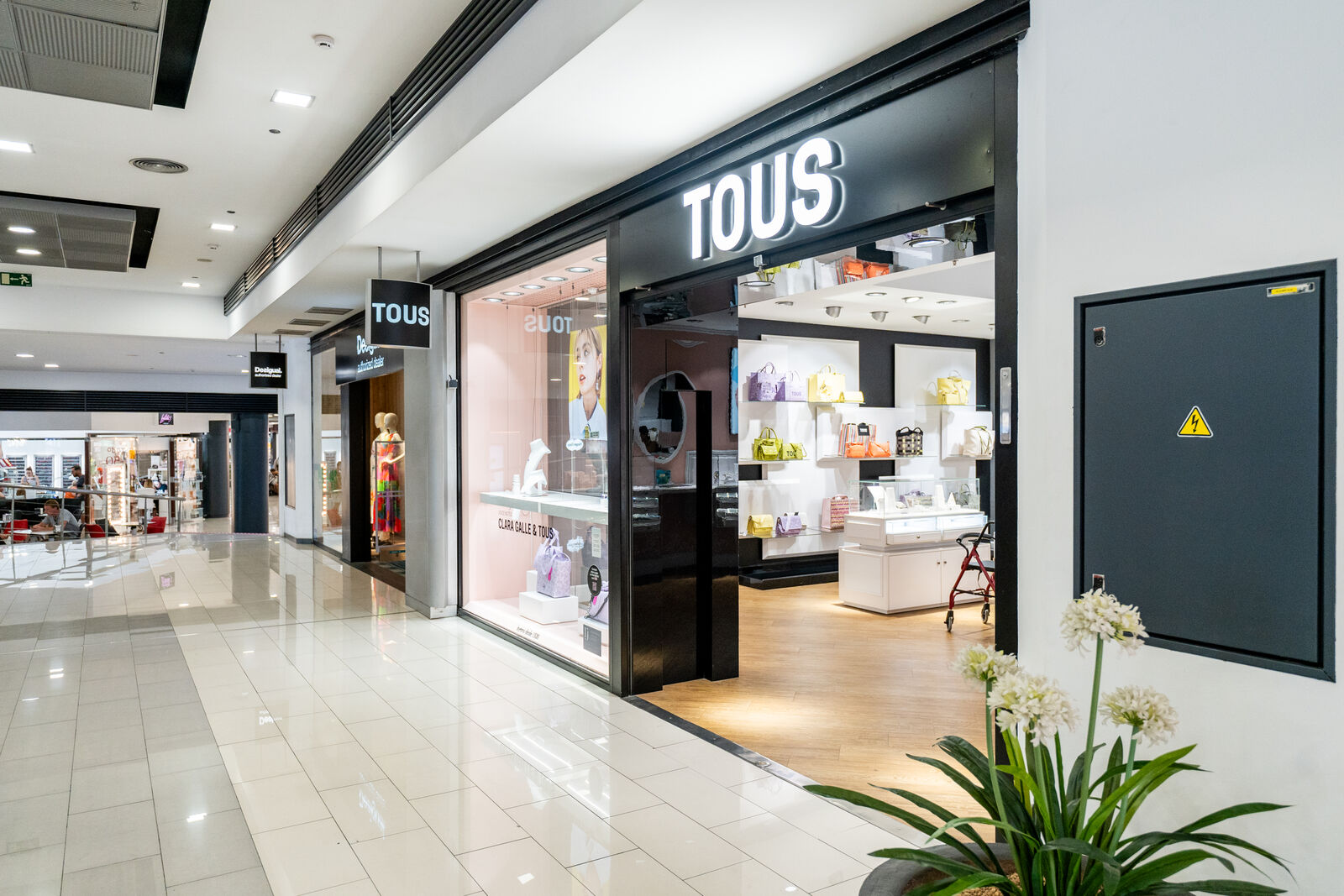 Tous store front